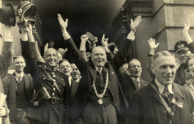 97604 Afbeelding van de juichende burgemeester mr.dr. G.A.W. ter Pelkwijk op het bordes van het Stadhuis (Stadhuisbrug ...